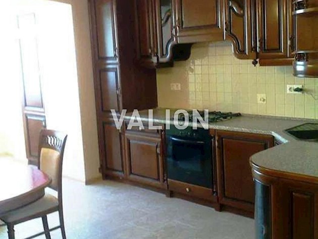 Продается 3-комнатная квартира по ул. Драгоманова, 17.