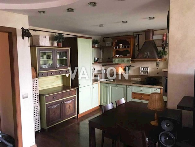 Продам 4-комнатную квартиру для большой семьи по ул. Тополевая, 4/8,