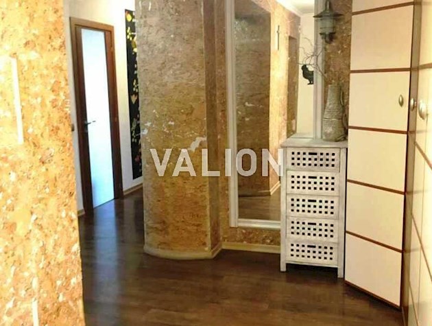 Продам 4-комнатную квартиру для большой семьи по ул. Тополевая, 4/8,