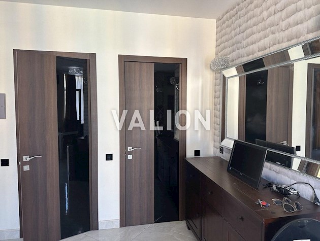 Продається 4-х кімнатна квартира, Дніпровський район, Регенераторна 4, ЖК Комфорт Таун, дизайнерський ремонт