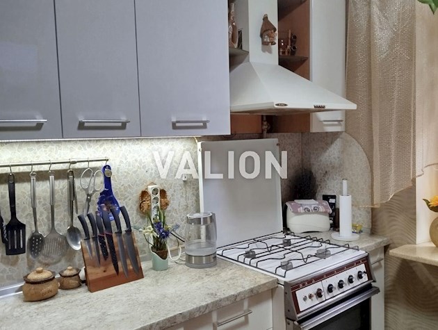 Продам 3-комнатную квартиру возле метро *Академгородок*