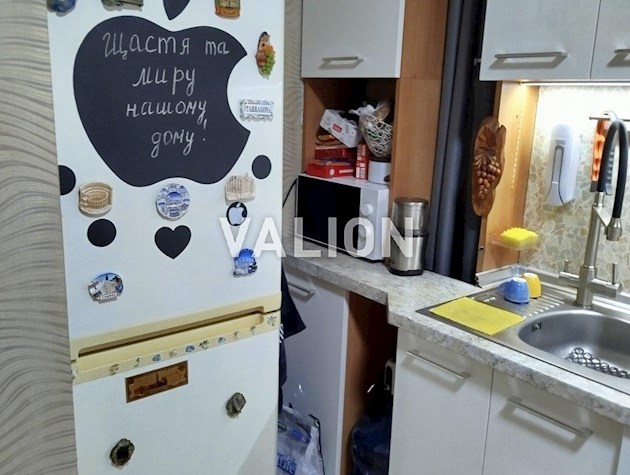 Продам 3-комнатную квартиру возле метро *Академгородок*