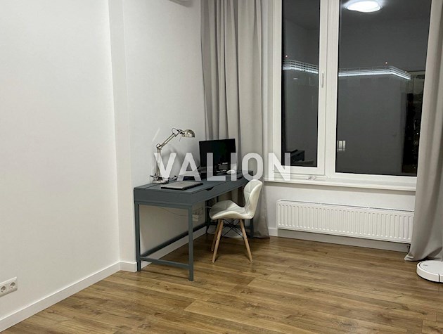 Продам 2-кімнатну квартиру по вулиці Дніпровська набережна, 18