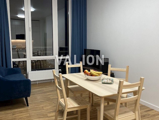 Продам 2-кімнатну квартиру по вулиці Дніпровська набережна, 18