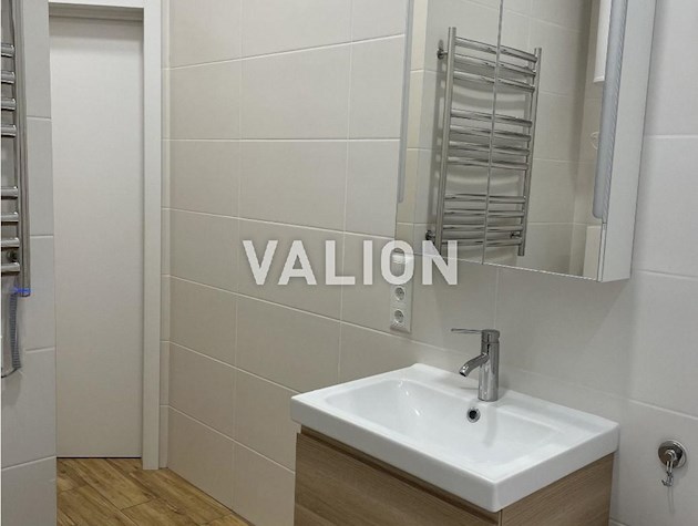 Продам 2-кімнатну квартиру по вулиці Дніпровська набережна, 18