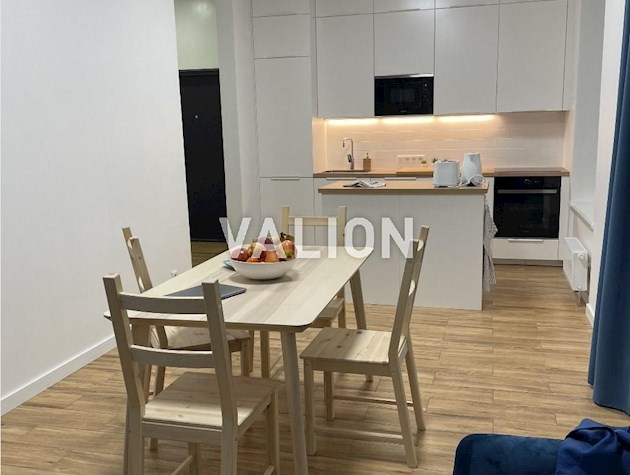 Продам 2-кімнатну квартиру по вулиці Дніпровська набережна, 18