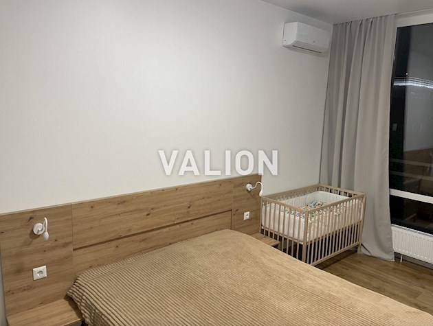 Продам 2-кімнатну квартиру по вулиці Дніпровська набережна, 18