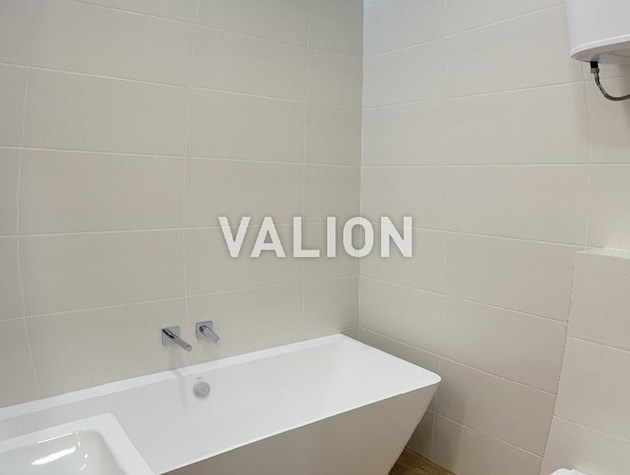 Продам 2-кімнатну квартиру по вулиці Дніпровська набережна, 18