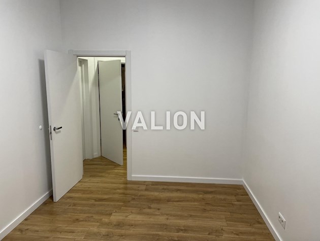 Продам 2-кімнатну квартиру по вулиці Дніпровська набережна, 18