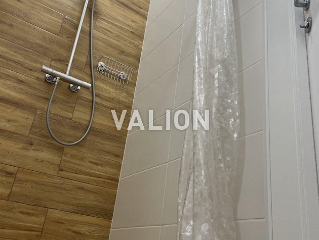 Продам 2-кімнатну квартиру по вулиці Дніпровська набережна, 18