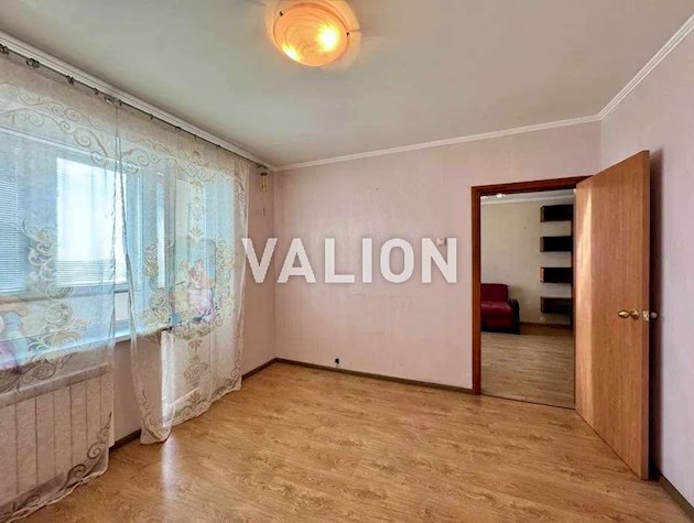 Продаж 4-кімнатної квартири на вул. Закревського, 23