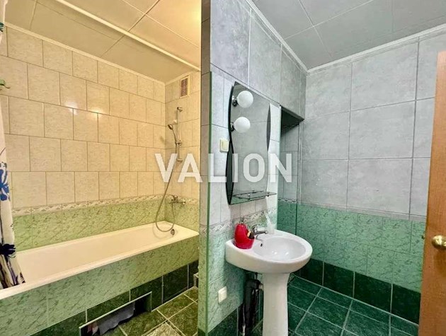 Продаж 4-кімнатної квартири на вул. Закревського, 23