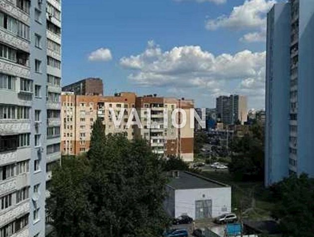 Продаж 4-кімнатної квартири на вул. Закревського, 23