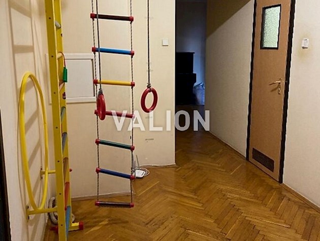 Продаж 4-кімнатної квартири на вул. Пулюя, 3