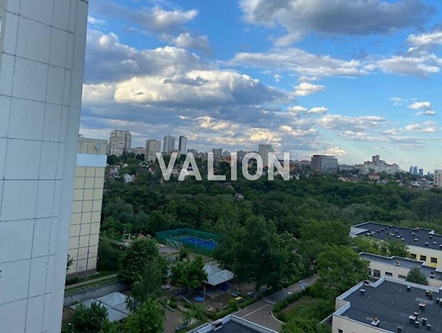 Продаж 4-кімнатної квартири на вул. Пулюя, 3