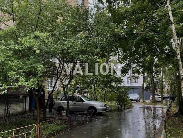 ул Выговская 9. Нивки. Гостинка с ремонтом.