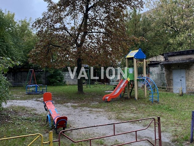 ул Выговская 9. Нивки. Гостинка с ремонтом.