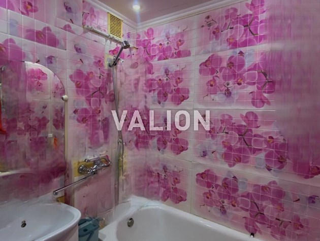 ул Выговская 9. Нивки. Гостинка с ремонтом.