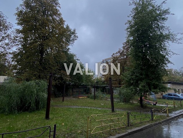 ул Выговская 9. Нивки. Гостинка с ремонтом.