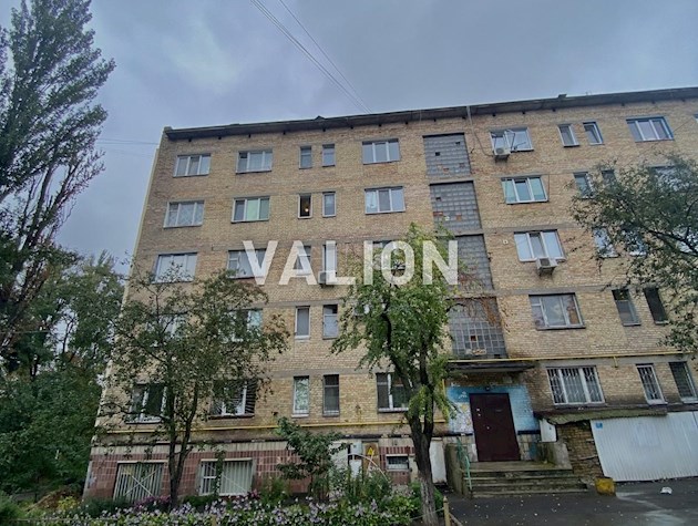 ул Выговская 9. Нивки. Гостинка с ремонтом.