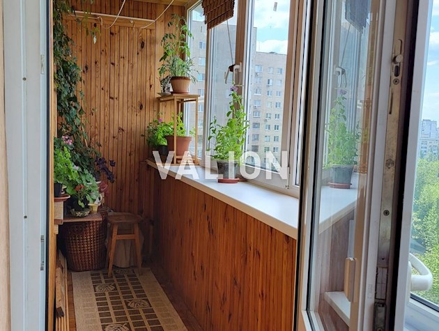 Продам 1-кімнатну видову квартиру біля метро Лівобережна