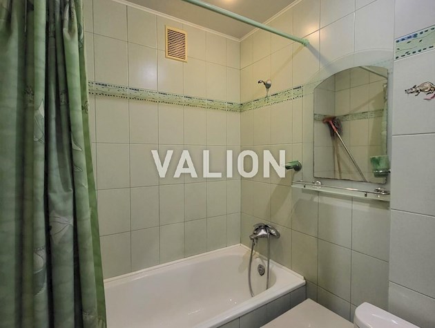 Продам 1-кімнатну видову квартиру біля метро Лівобережна