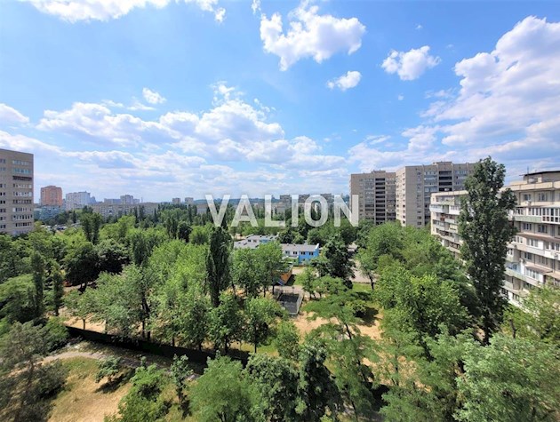 Продам 1-кімнатну видову квартиру біля метро Лівобережна