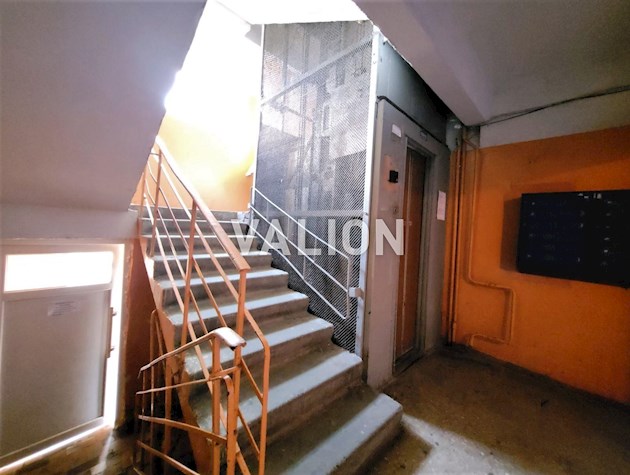 Продам 1-кімнатну видову квартиру біля метро Лівобережна