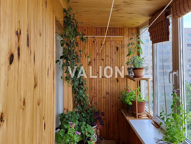 Продам 1-кімнатну видову квартиру біля метро Лівобережна