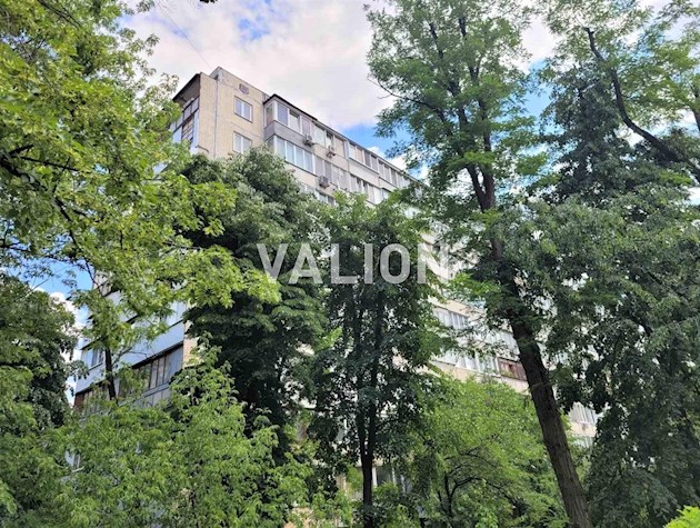 Продам 1-кімнатну видову квартиру біля метро Лівобережна