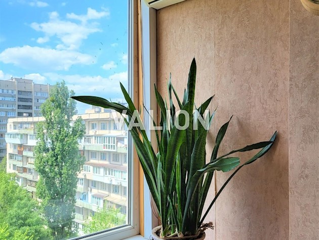 Продам 1-кімнатну видову квартиру біля метро Лівобережна