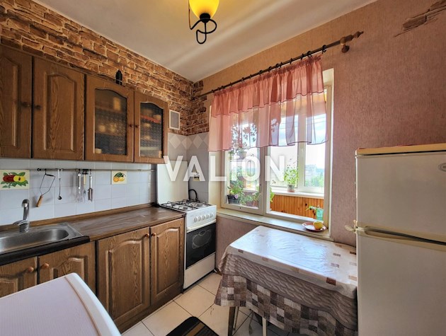 Продам 1-кімнатну видову квартиру біля метро Лівобережна