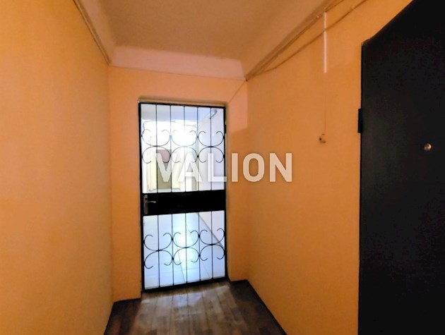 Продам 1-кімнатну видову квартиру біля метро Лівобережна