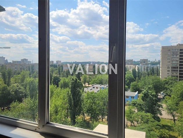 Продам 1-кімнатну видову квартиру біля метро Лівобережна