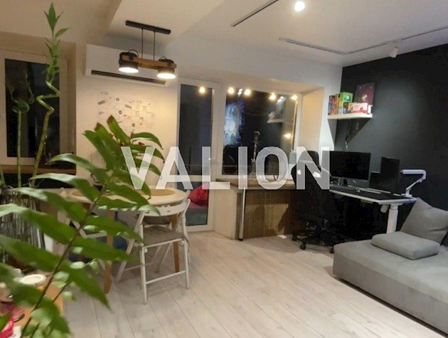 Продаю 2 комнатную квартиру по ул. Пражская, 21, Днепровский район, м.Черниговская. Без комиссии