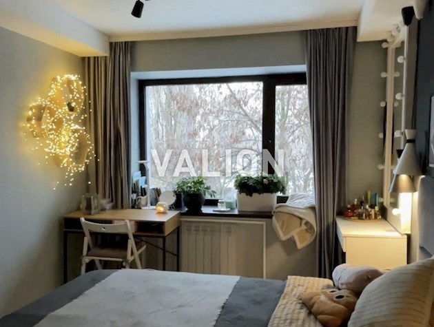 Продаю 2 комнатную квартиру по ул. Пражская, 21, Днепровский район, м.Черниговская. Без комиссии