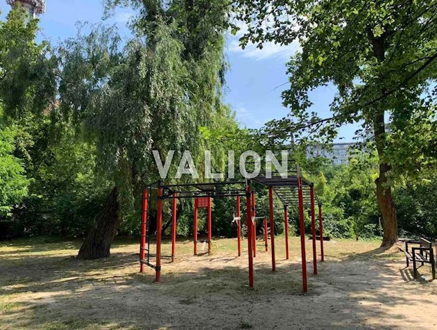 Продажа 2 комн.квартиры с ремонтом в сталинке по ул.Багговутовской 36