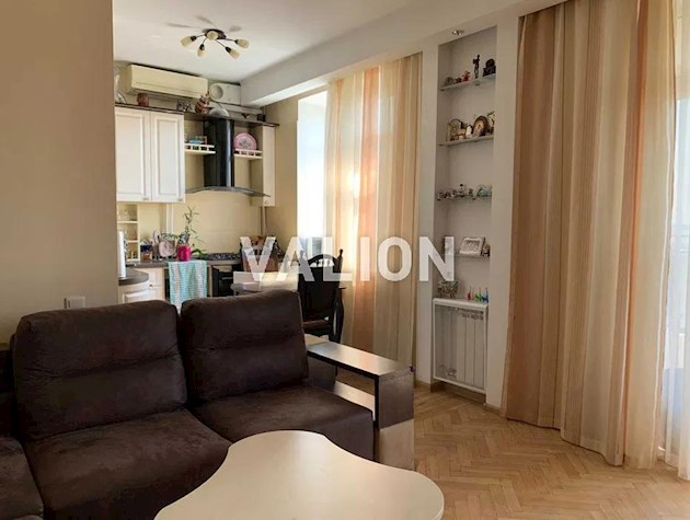 Продажа 2 комн.квартиры с ремонтом в сталинке по ул.Багговутовской 36