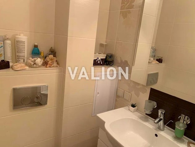 Продажа 2 комн.квартиры с ремонтом в сталинке по ул.Багговутовской 36