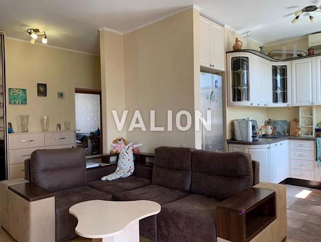 Продажа 2 комн.квартиры с ремонтом в сталинке по ул.Багговутовской 36