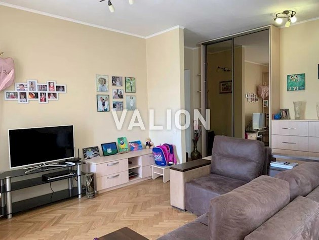 Продажа 2 комн.квартиры с ремонтом в сталинке по ул.Багговутовской 36