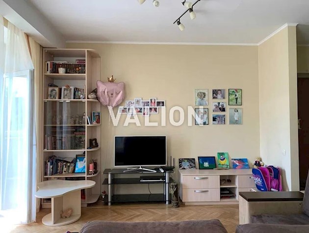 Продажа 2 комн.квартиры с ремонтом в сталинке по ул.Багговутовской 36