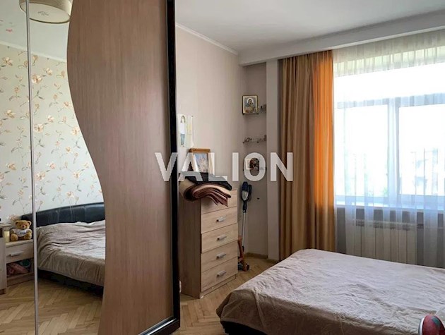 Продажа 2 комн.квартиры с ремонтом в сталинке по ул.Багговутовской 36