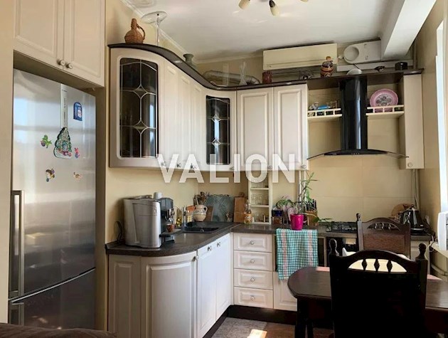 Продажа 2 комн.квартиры с ремонтом в сталинке по ул.Багговутовской 36