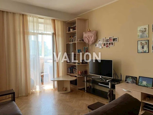 Продажа 2 комн.квартиры с ремонтом в сталинке по ул.Багговутовской 36