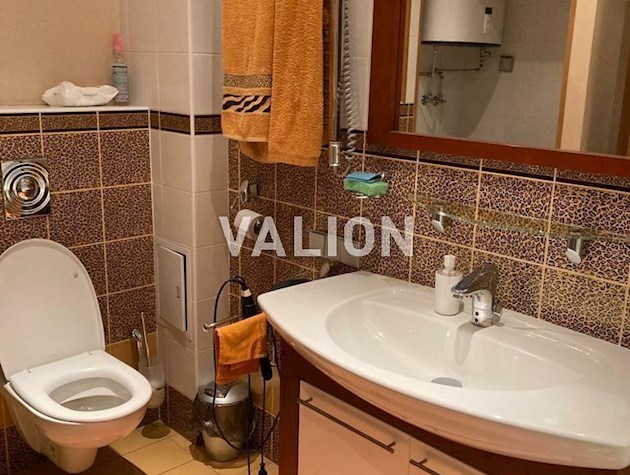 Продажа просторной двухуровневой квартиры с 5 комнатами по адресу улица Николая Краснова, 17