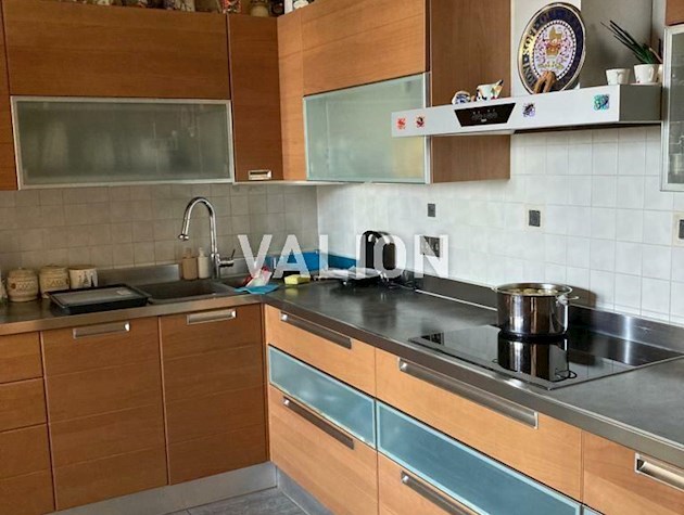 Продажа просторной двухуровневой квартиры с 5 комнатами по адресу улица Николая Краснова, 17