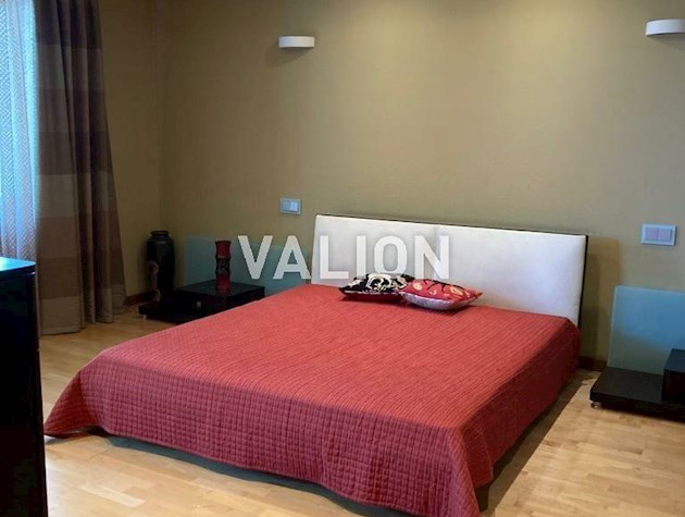 Продажа просторной двухуровневой квартиры с 5 комнатами по адресу улица Николая Краснова, 17