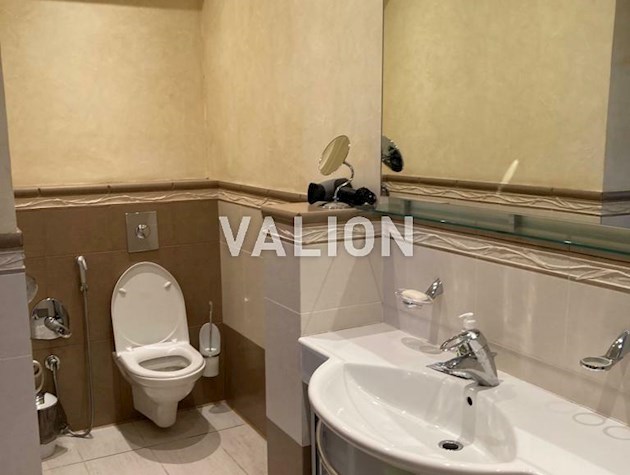 Продажа просторной двухуровневой квартиры с 5 комнатами по адресу улица Николая Краснова, 17