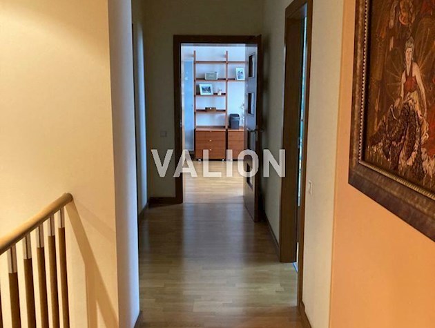 Продажа просторной двухуровневой квартиры с 5 комнатами по адресу улица Николая Краснова, 17